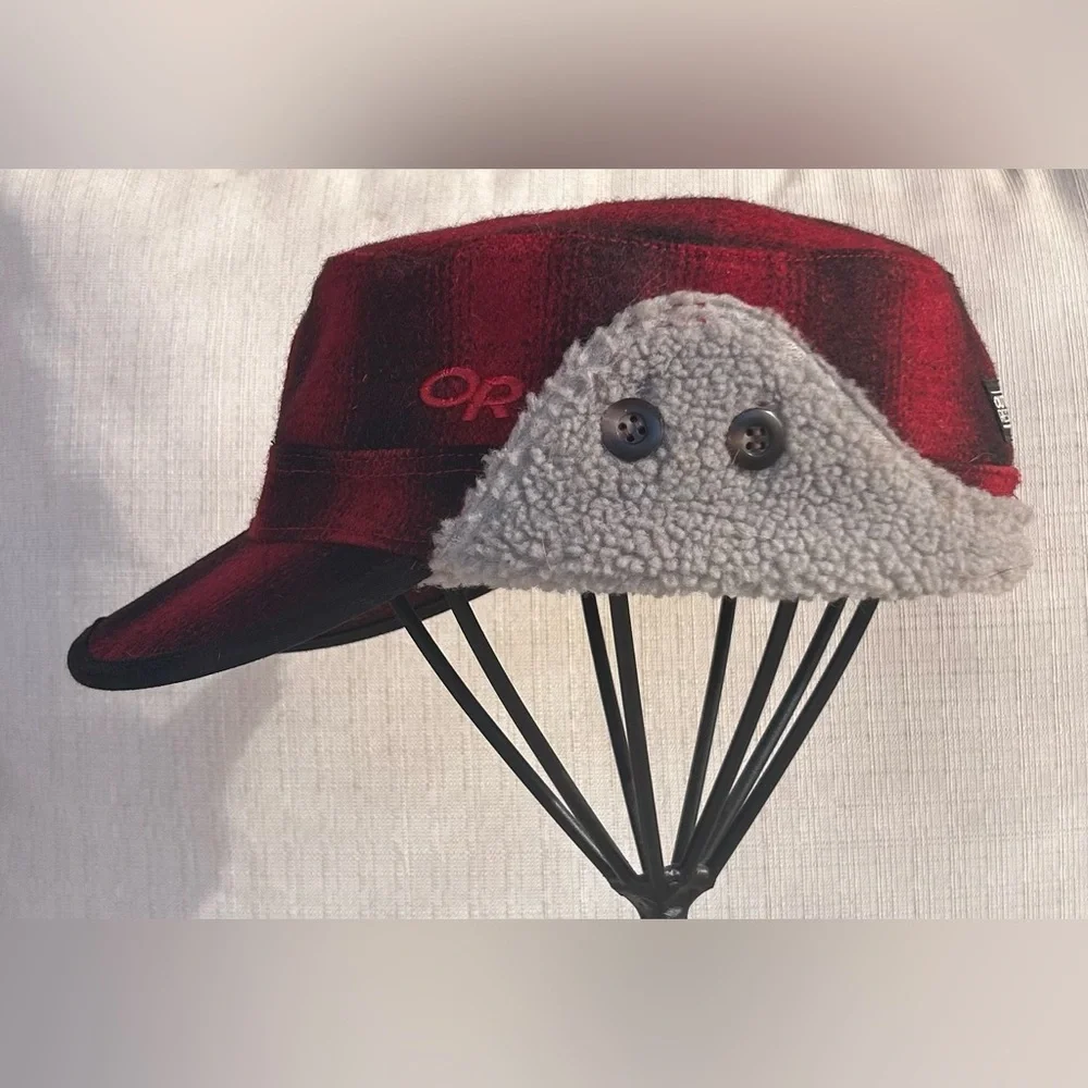 NWOT Outdoor Research Red and Black Women's Yukon Hat